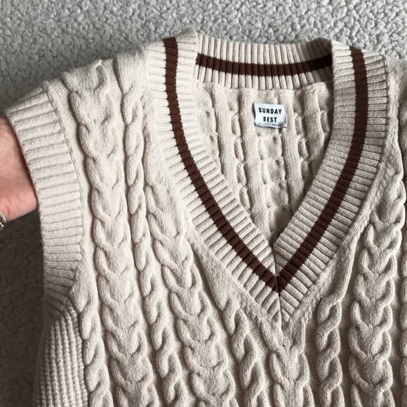 Aritzia Sunday Best Winston sweater vest M - Picture 10 of 16